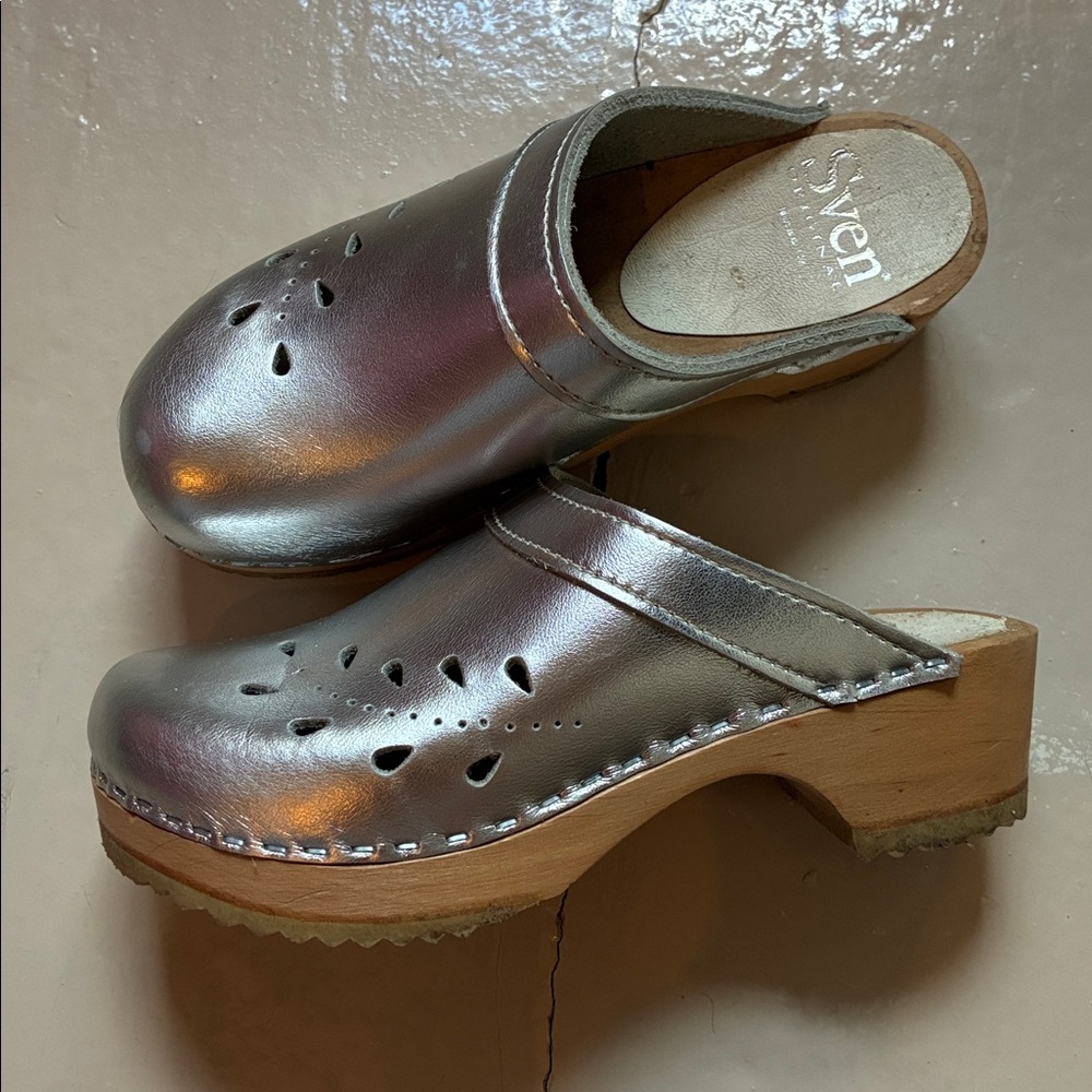 Sven Original Kids Metallic Leaf Punch Clogs